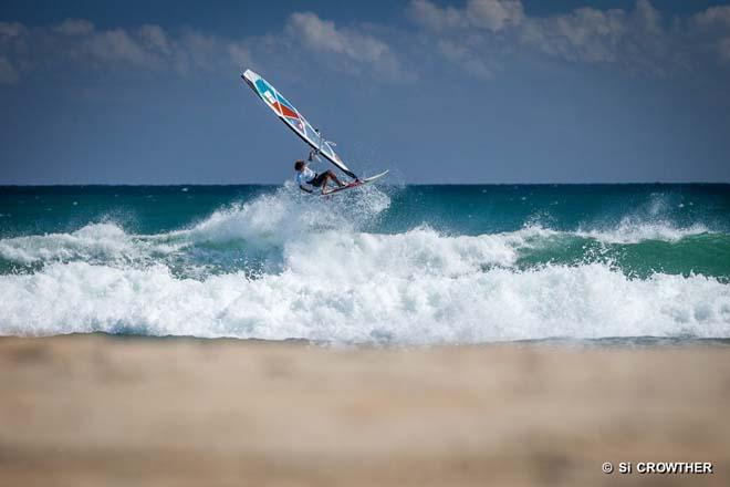 Bernd, 1-hand - AWT Hatteras Wave Jam 2013 ©  Simon Crowther http://www.simoncrowther.com/